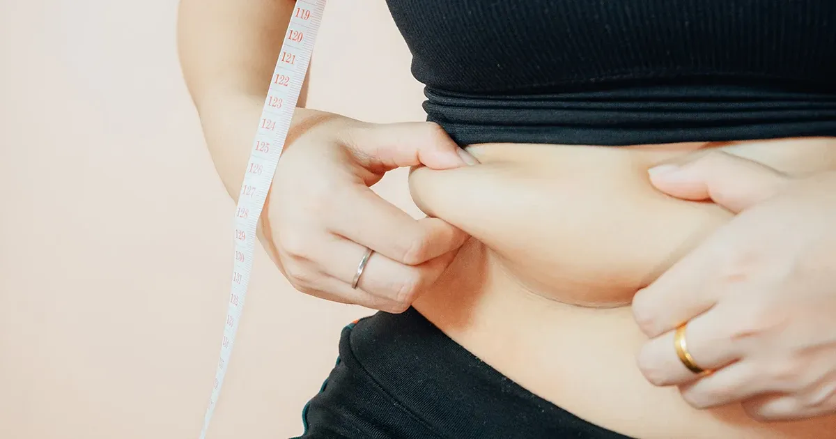 Pourquoi la graisse abdominale inquiète les spécialistes : un risque de maladie bien réel