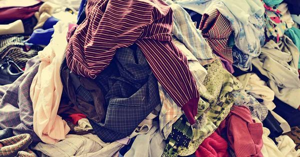 Des piles de vêtements usagés issus de dons jonchent les pays en développement