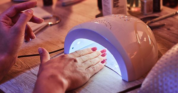 Des scientifiques avertissent que les appareils de séchage des ongles par UV endommagent l'ADN