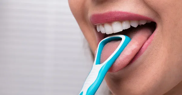 Devez-vous utiliser un gratte-langue ?