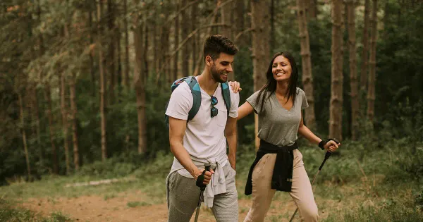 Avez-vous déjà entendu parler du « rucking » ? Vous pourriez vouloir l'essayer