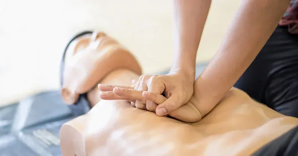 La RCP peut faire plus de mal que de bien sans défibrillateur