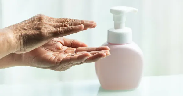 Le savon antibactérien et les désinfectants pour les mains : un secret de polichinelle