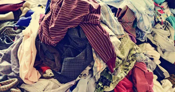 Des piles de vêtements usagés issus de dons jonchent les pays en développement