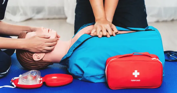 Une réponse rapide aux arrêts cardiaques peut tout changer si vous connaissez ce geste